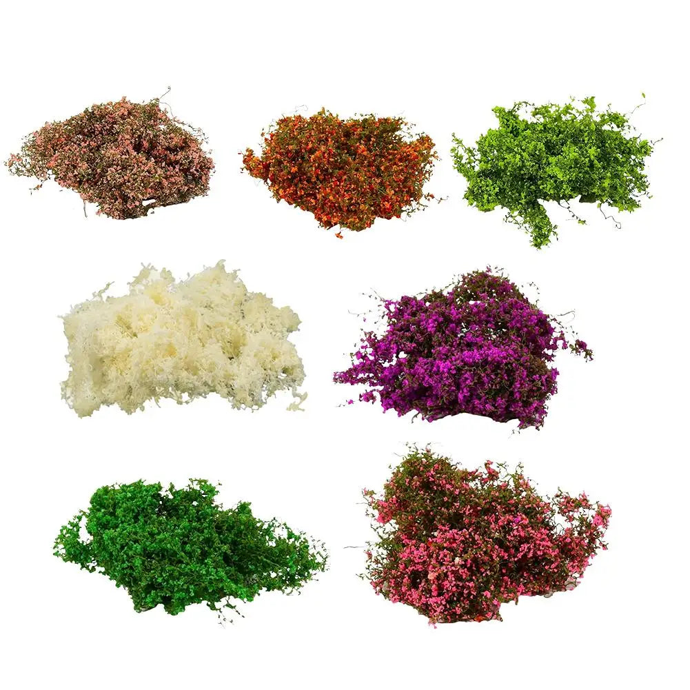 Eine Sammlung lebendiger, strukturierter Pflanzenmaterialien in verschiedenen Grüntönen, Rot-, Violett- und Gelbtönen.