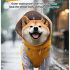 Un perro naranja y gris con un impermeable amarillo caminando bajo la lluvia.