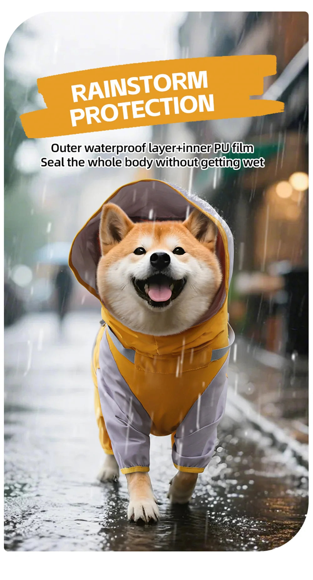Un perro naranja y gris con un impermeable amarillo caminando bajo la lluvia.