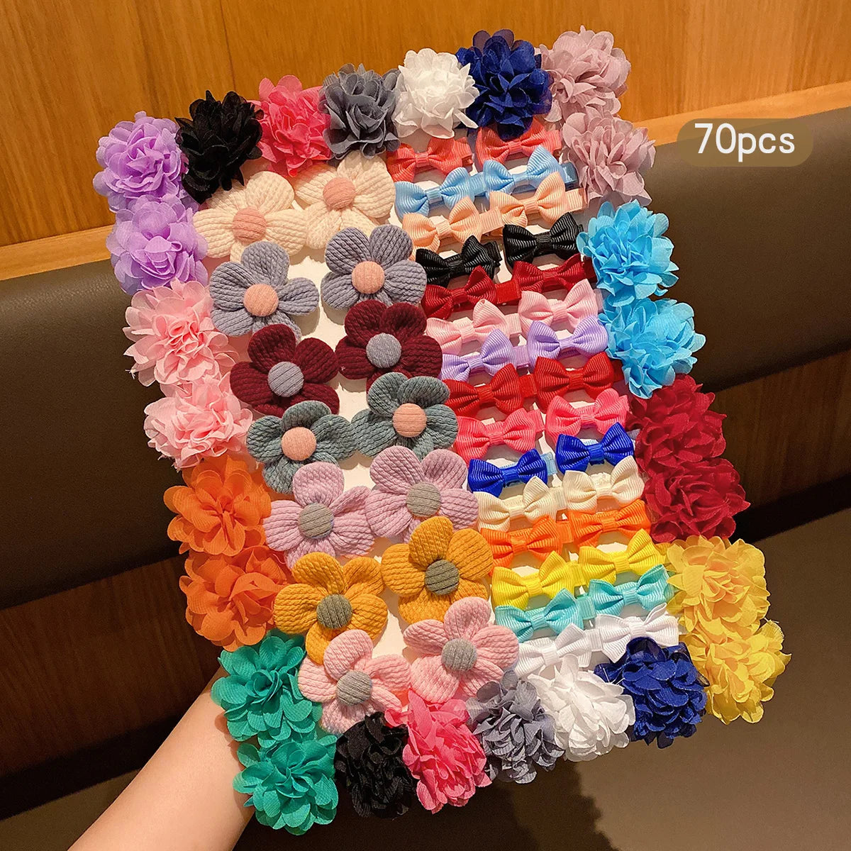 Eine Sammlung von 70 bunten Stoff-Haarclips in verschiedenen Rosa-, Lila-, Blau- und Orangetönen.
