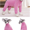 Traje de abrigo de forro polar rosa para perro, mostrado en un perro de pie y acostado.