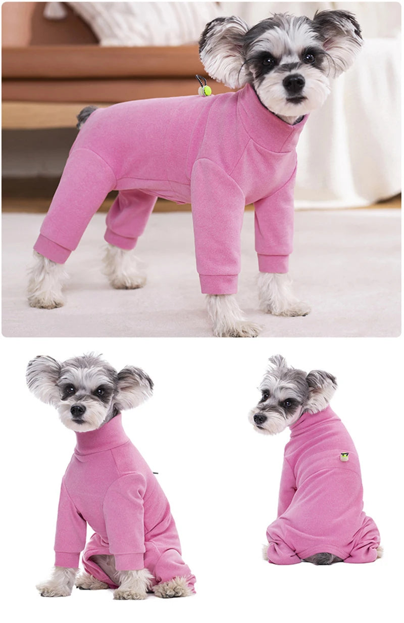 Traje de abrigo de forro polar rosa para perro, mostrado en un perro de pie y acostado.