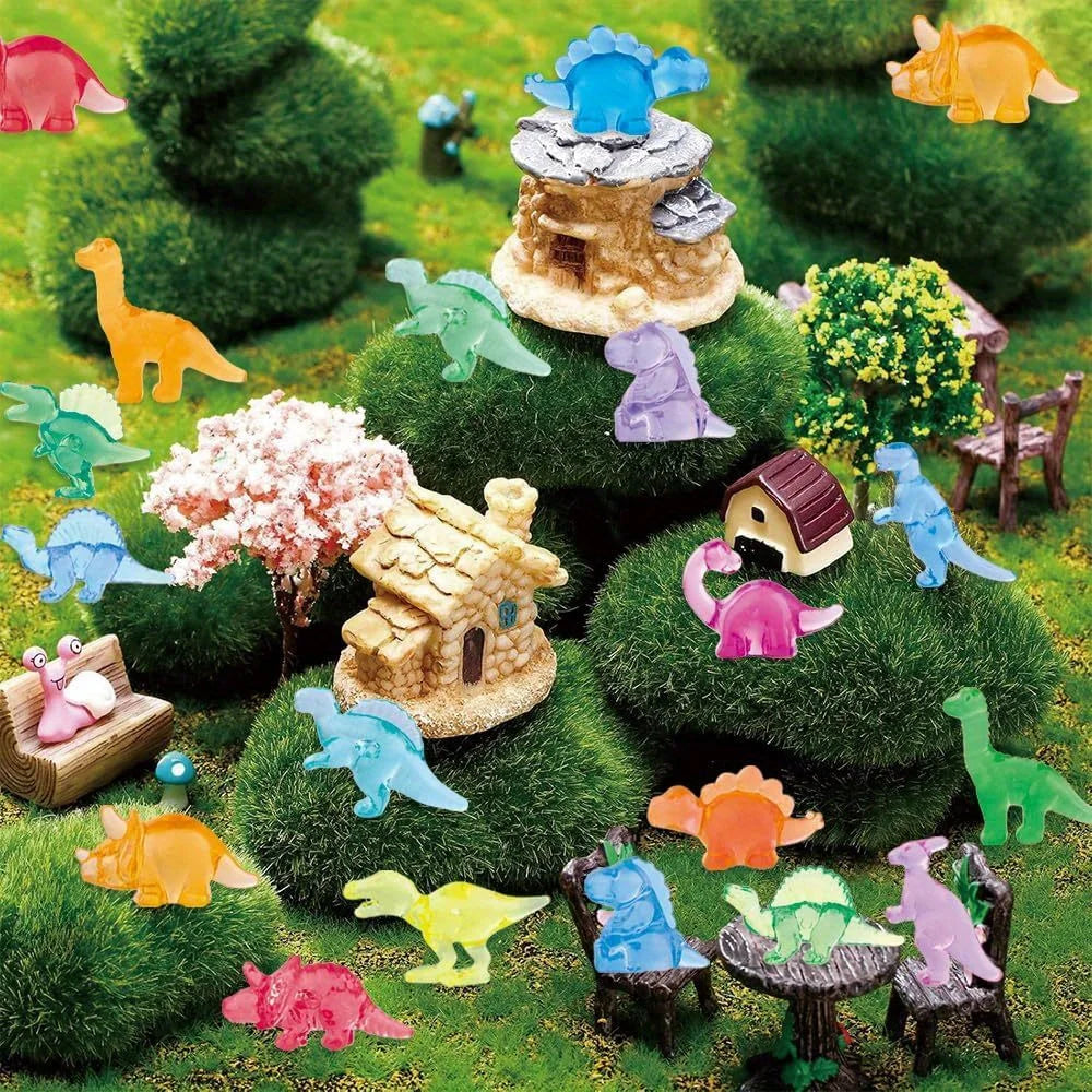 Eine Sammlung farbenfroher Mini-Harz-Dinosaurierfiguren in verschiedenen Posen und Farben in einer grünen Landschaft.