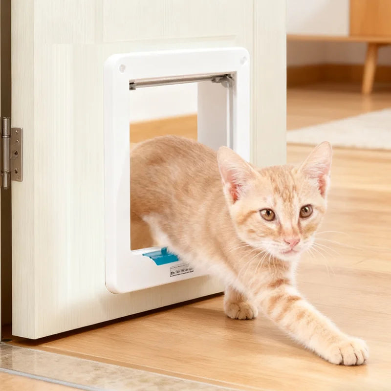 Eine orangefarbene Katze späht durch eine weiße wetterfeste Klapptür, die in einem Holzschrank installiert ist.
