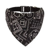 Schwarzes Bandana mit weißen geometrischen und floralen Mustern, befestigt an einem schwarzen, verstellbaren Kragenband