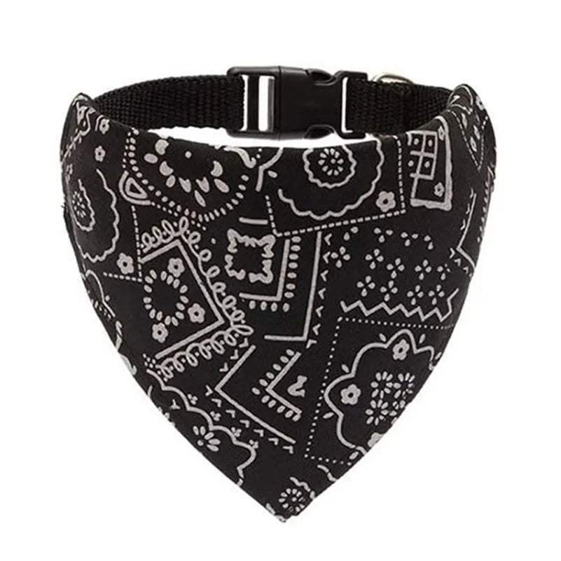 Schwarzes Bandana mit weißen geometrischen und floralen Mustern, befestigt an einem schwarzen, verstellbaren Kragenband