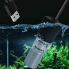 Calentador para acuario de plata con cable negro, sumergido entre plantas acuáticas verdes.