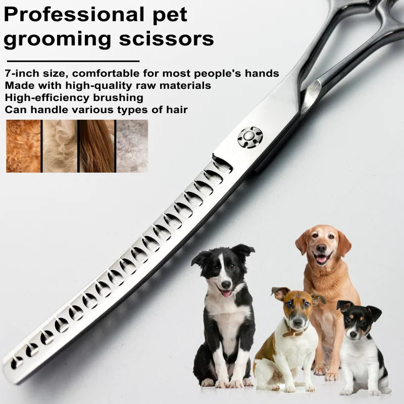 Ein Paar professioneller Haarschere für Haustiere mit silberner Griff und Klingen, gezeigt neben mehreren Hunden.