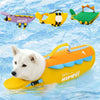 Un perro blanco lleva un chaleco salvavidas amarillo brillante mientras nada en agua azul.