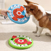 Ein braunes und weißes Hund spielt mit einem blauen Puzzle-Futterspielzeug zum langsamen Essen.