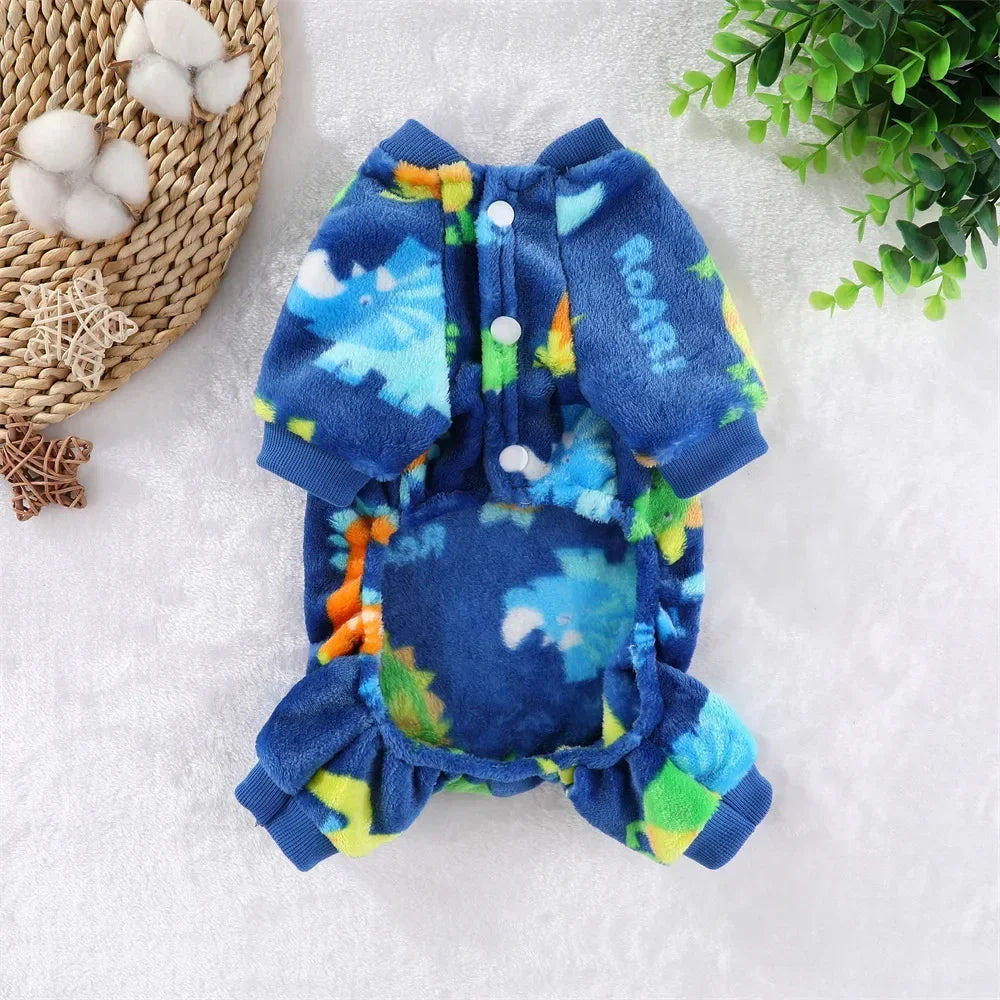 Combinaison de chien en polaire bleu hiver avec accents blanc et jaune, posée sur une surface blanche.