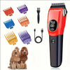 Professioneller Haartrimmer mit verschiedenen Aufsätzen und einem flauschigen Hund im Vordergrund.