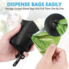 Una mano está dispensando bolsas de basura usadas de un dispensador negro a una bolsa verde.