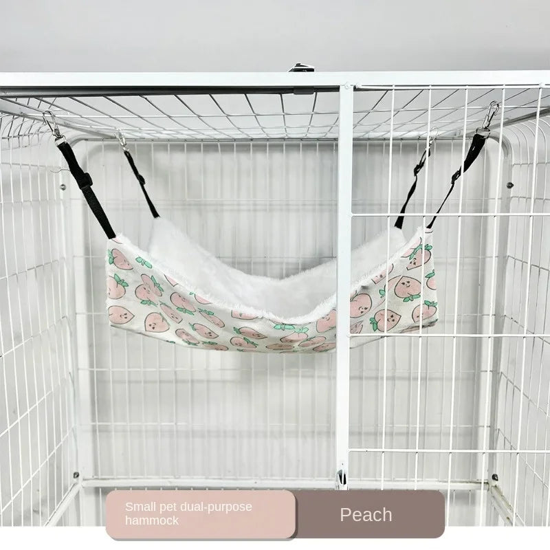 Pfirsichfarbenes Hamsterchen ist in einem Drahtkäfig aufgehängt, ein zweckmäßiges Katzennest für kleine Haustiere.