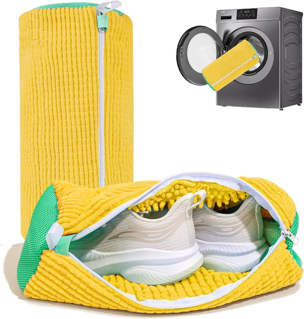 Bolsas de lavado de malla amarilla con zapatos deportivos blancos y una lavadora.