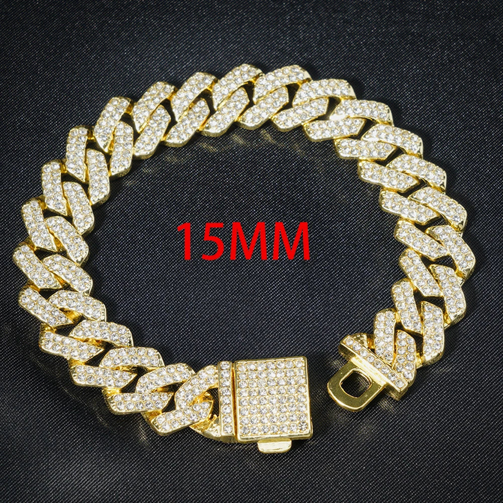 Pulsera de cadena cubana dorada con piedras de imitación, mostrada sobre fondo negro.