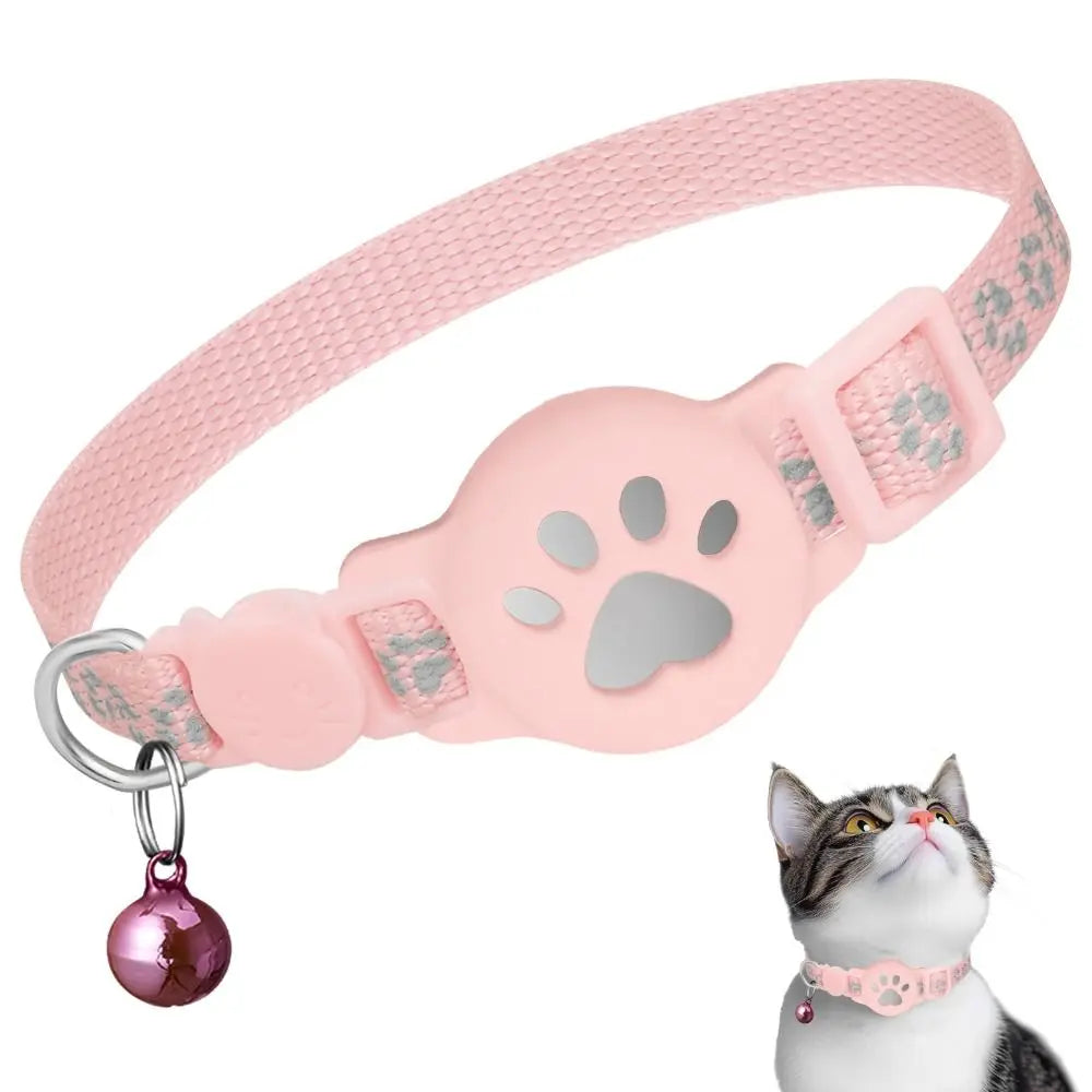 Un collar ajustable rosa para mascotas con diseño de huella de pata usado por un gato.