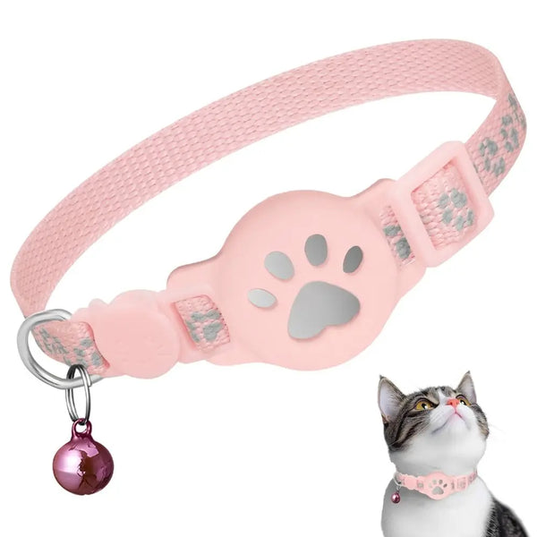 Un collar ajustable rosa para mascotas con diseño de huella de pata usado por un gato.