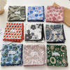 Collection de foulards en coton à col à motifs floraux et géométriques.