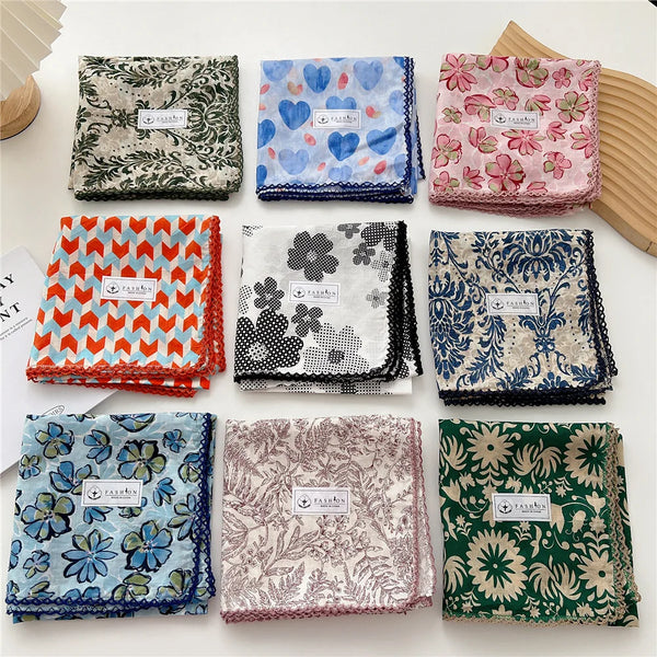 Collection de foulards en coton à col à motifs floraux et géométriques.