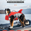 Gilet de sauvetage rouge et gris pour chien sur une embarcation, illustrant une aide à la nage pour chiens.