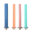 Cuatro juguetes de perchas cilíndricas para loros en colores azul, naranja, rosa y verde azulado con bases de metal