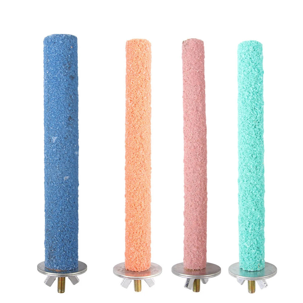 Cuatro juguetes de perchas cilíndricas para loros en colores azul, naranja, rosa y verde azulado con bases de metal