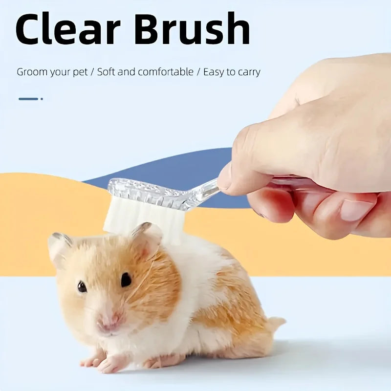 Eine Hand benutzt eine klare Bürste, um einen kleinen, hellbraun-weißen Hamster zu pflegen.