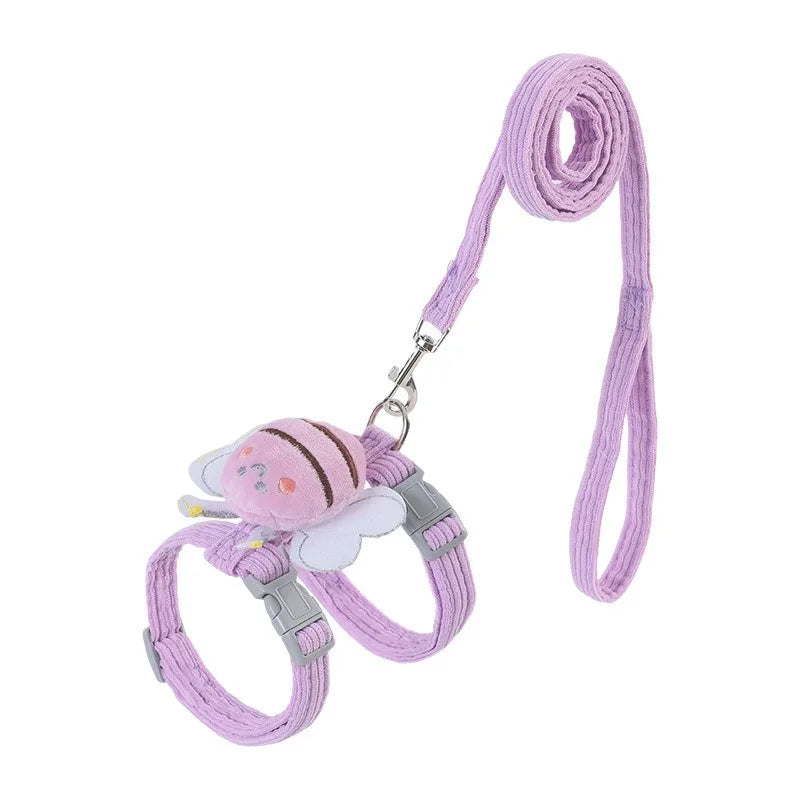 Set de arnés ajustable morado para perros y gatos con collar a juego rosa.