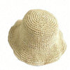 Chapeau de soleil en paille beige tissée avec une couronne ronde, sur fond blanc.