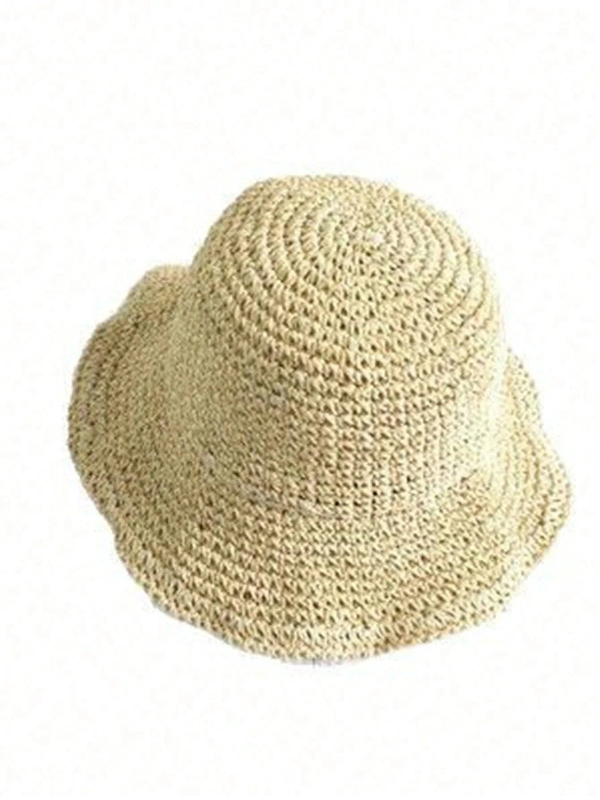 Chapeau de soleil en paille beige tissée avec une couronne ronde, sur fond blanc.