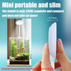 Eine Hand hält eine kleine, weiße, portable LED-Fischaquariumslampe mit einer transparenten Hülle.