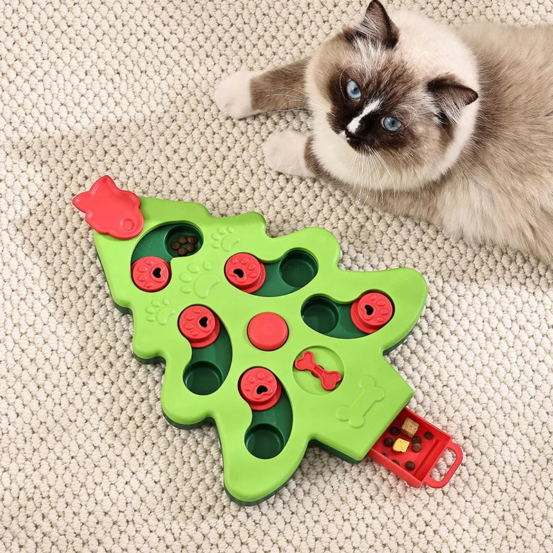 Größes grünes interaktives Puzzle-Futterspielzeug mit verschiedenen Löchern und Formen zum langsamen Essen, auf einer beigen 