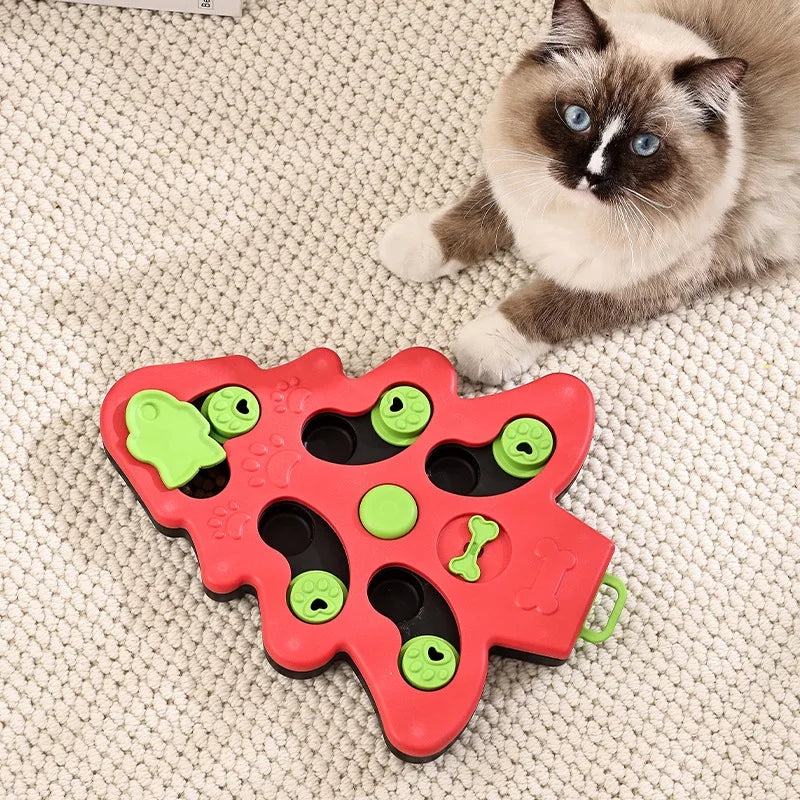 Ein roher interaktiver Hundespieler mit grünen Puzzle-Teilen liegt auf einem hellen Teppich neben einer Katze.
