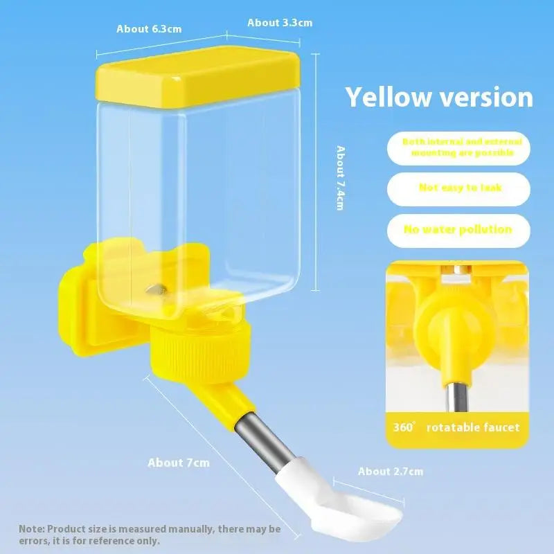 Cage distributeur d'eau automatique jaune avec récipient transparent et robinet rotatif.