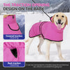 Pinkes Hundefleece-Wintermantel mit Reißverschlussdesign bei einem Golden Retriever.