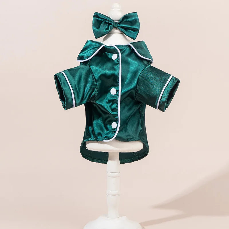 Un conjunto de pijamas para perro de satén verde con una diadema de lazo a juego, exhibido en un maniquí blanco.