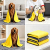 Une serviette de bain ultra-absorbante jaune pour animaux, drapée sur un chien et un chat.