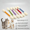 Eine Sammlung von hochwertigen handgefertigten Wollspielzeug-Katzenzangen in verschiedenen Farben und Texturen neben Katzen.