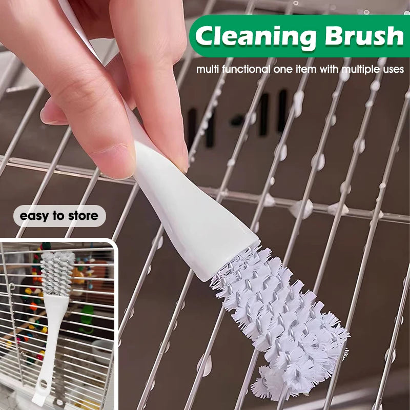 Une main tient une brosse de nettoyage blanche à poils, positionnée sur une grille de cage pour animaux en fil de fer.