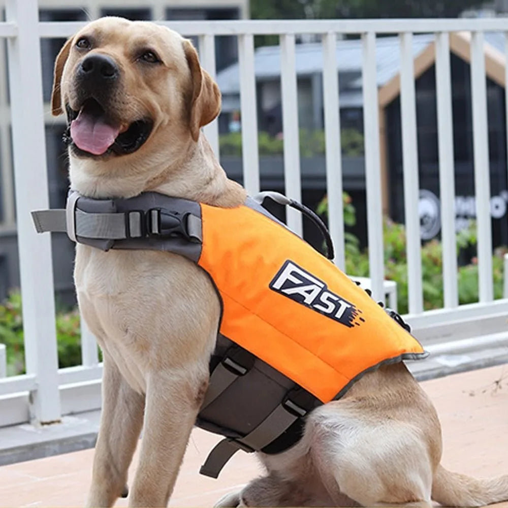 Un golden retriever vistiendo un chaleco salvavidas naranja, nadando al aire libre.