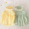 Robe de couronne florale jaune pour petits chats, exposée sur une surface blanche texturée.