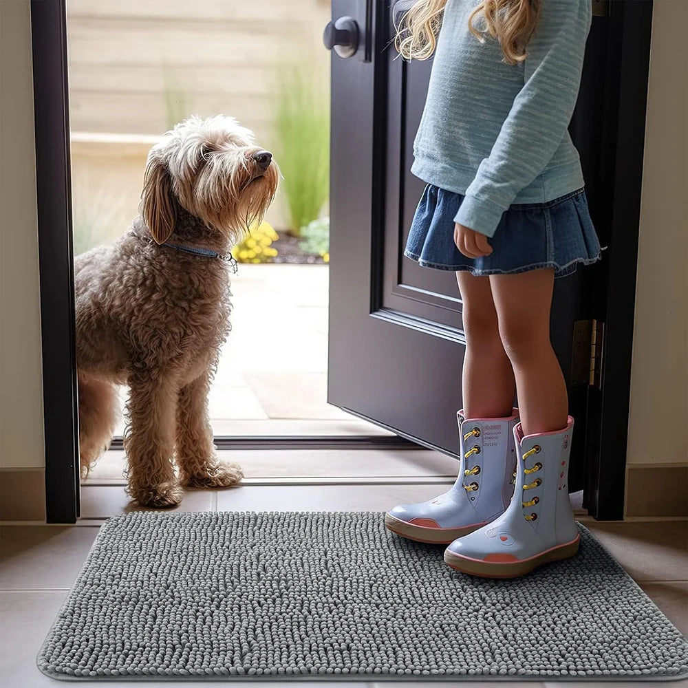 Una niña con suéter azul claro y falda de mezclilla está junto a un perro en un umbral con una alfombra gris.
