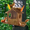 Comedero de ardilla de madera rústica con techo inclinado y bandeja de comida montado en un tronco de árbol, decorado con zan