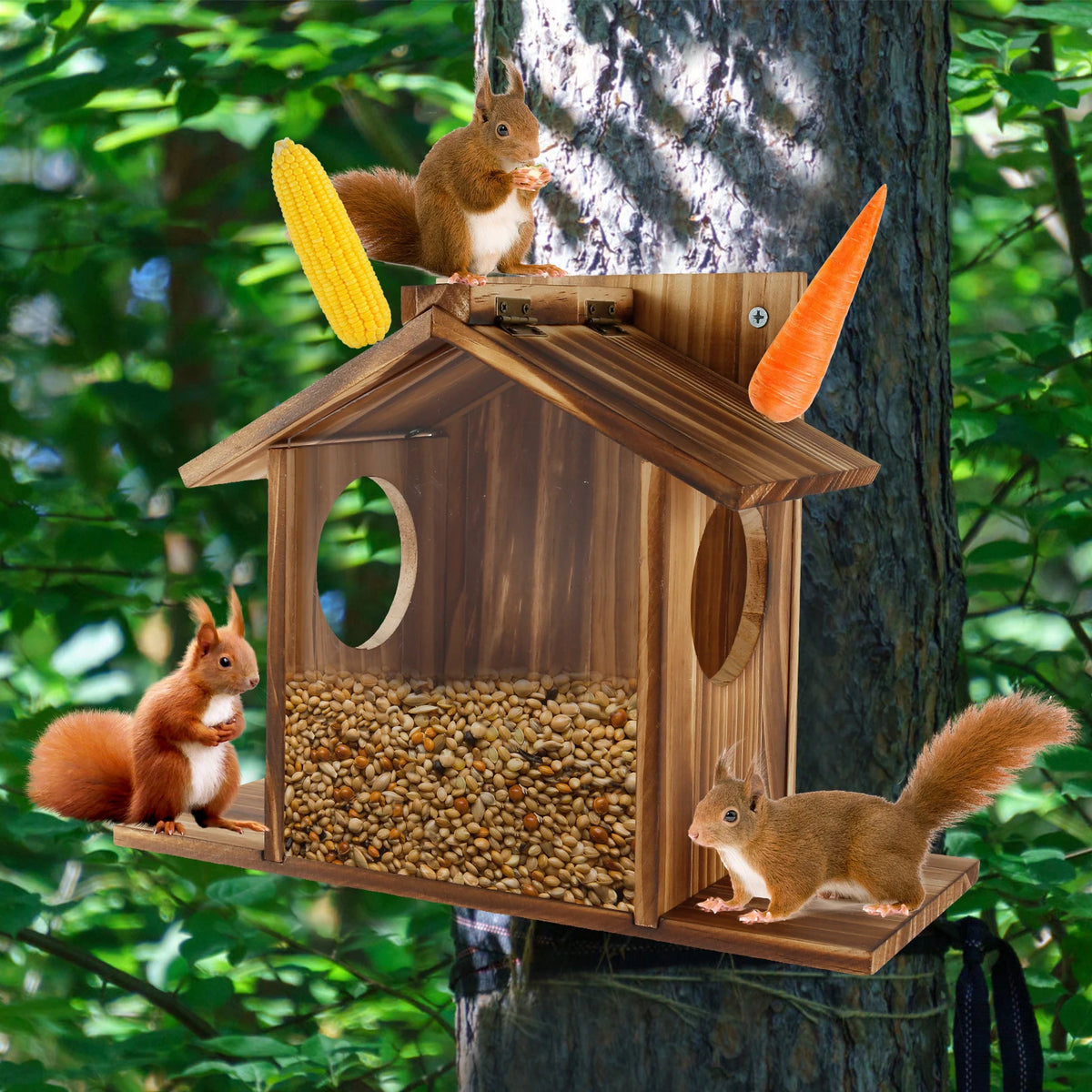 Comedero de ardilla de madera rústica con techo inclinado y bandeja de comida montado en un tronco de árbol, decorado con zan