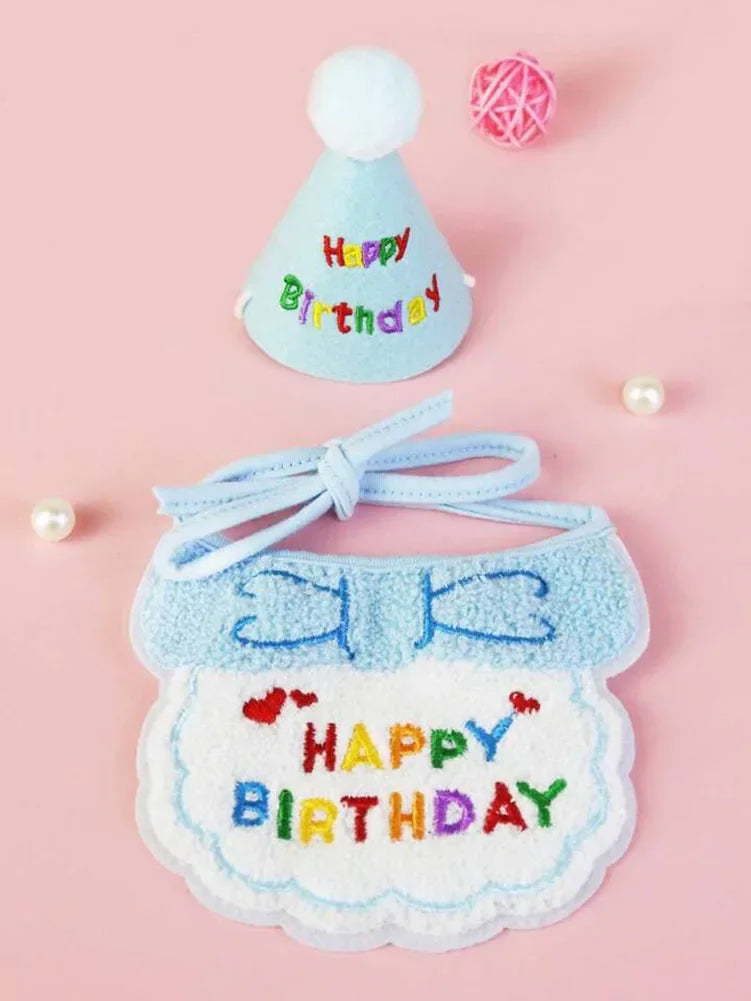 Un ensemble de baudrier et chapeau de fête bleu clair pour animal, avec une texture blanche et duveteuse