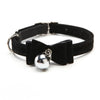 Collar para mascota de lazo de terciopelo negro con un dije esférico plateado