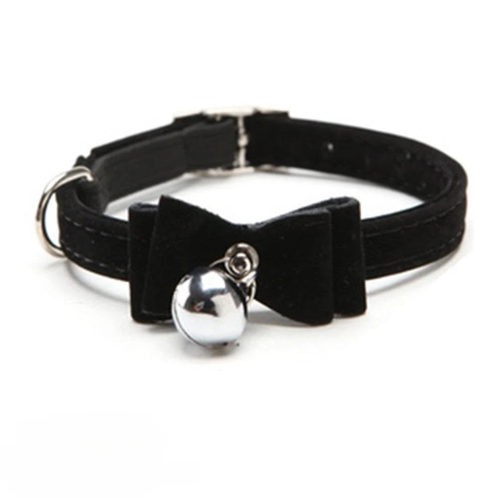 Collar para mascota de lazo de terciopelo negro con un dije esférico plateado