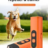 Un dispositif de répulsif et d'entraînement ultrasonique orange pour chien, à côté d'un chien courant dans un environnement e