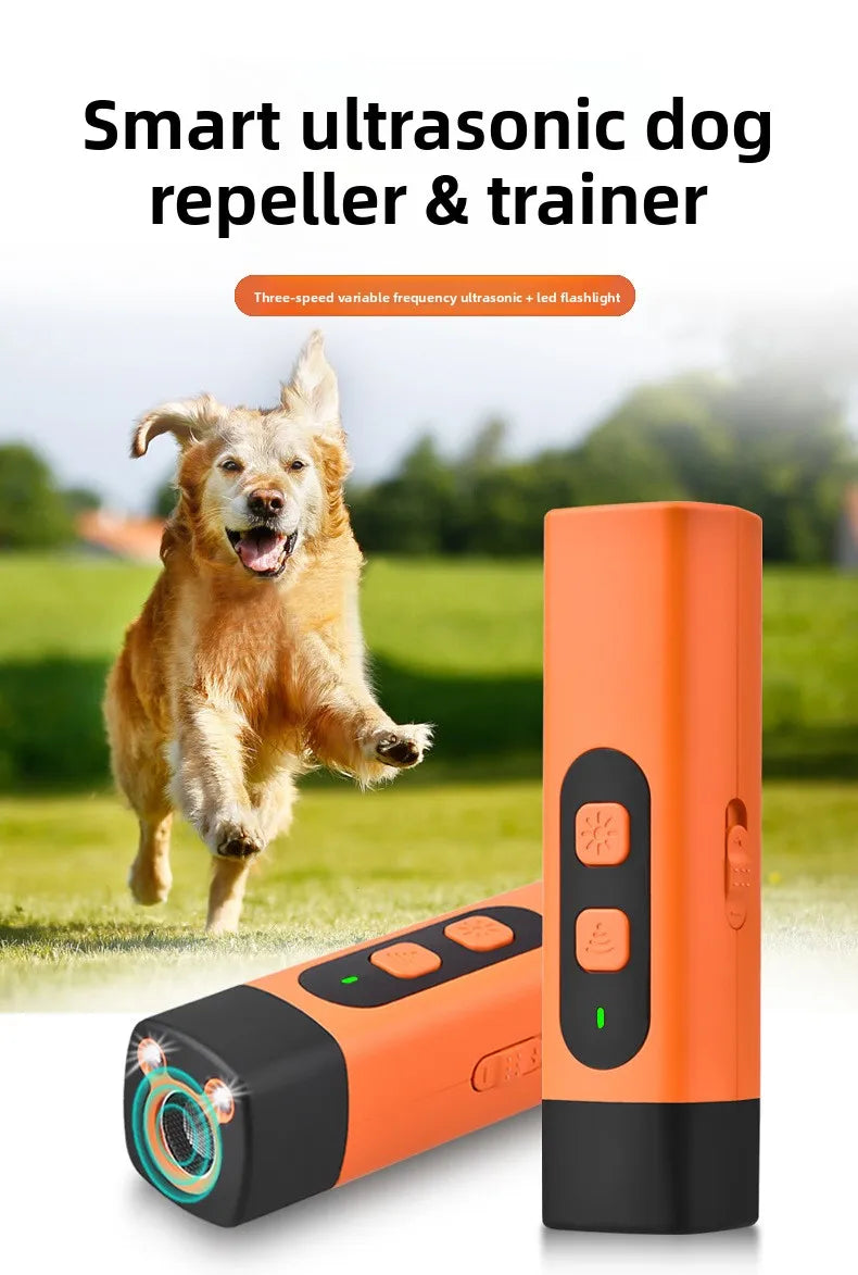 Un dispositif de répulsif et d'entraînement ultrasonique orange pour chien, à côté d'un chien courant dans un environnement e
